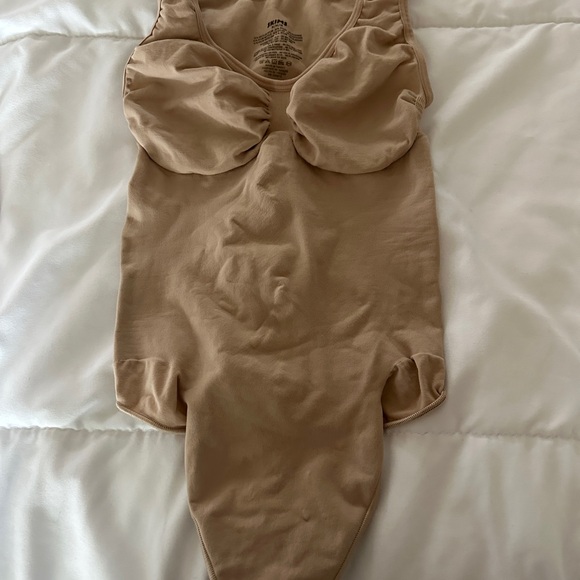 NWOB MED.SKIMS SEAMLESS SCULPT SCOOP MECK BODYSUIT - Picture 9 of 9